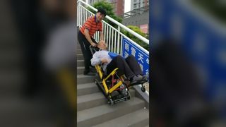 BR-SC003 Motorlu Elektrikli Merdiven Tırmanma Tekerlekli Sandalyesi